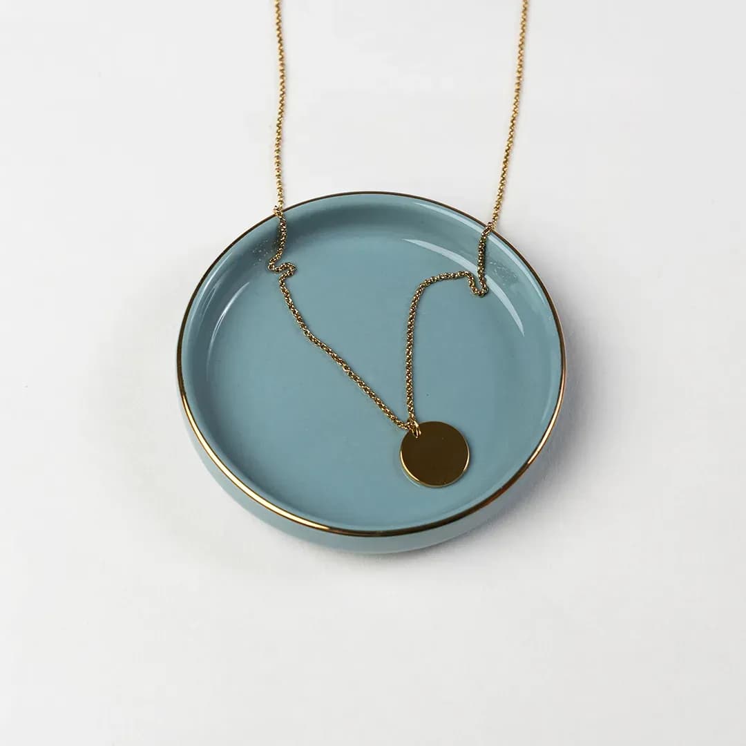 Springblossom, Goldkette auf Keramikschale